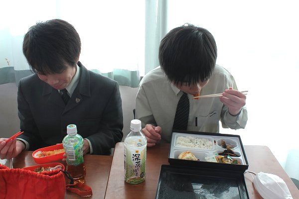 英宏中のランチタイム！！