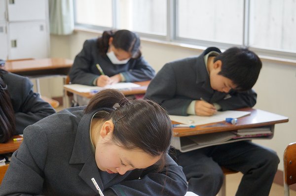 １・２学年学期末総合テスト、３年生校内実力テストを行いました
