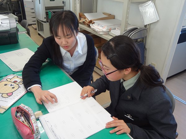 昼休みも質問する生徒でいっぱいです！！