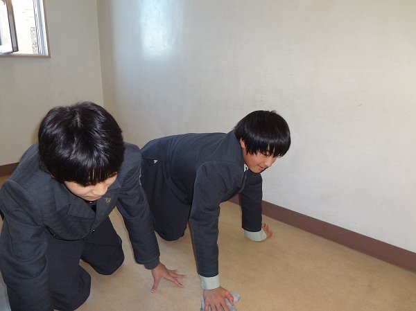 １日の締めくくりは、校内清掃で！！