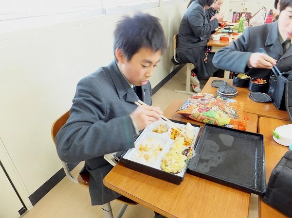 英宏中　お昼のひととき