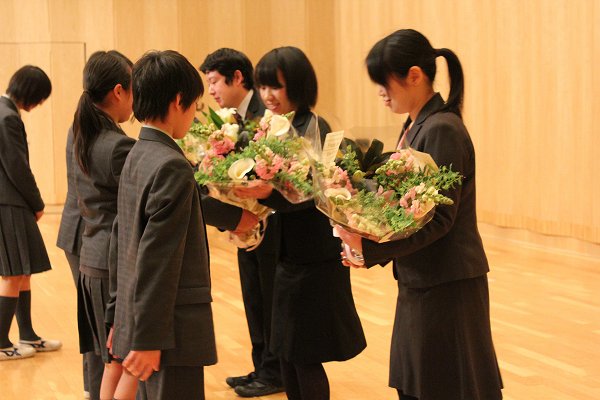 ３学期終業式・離任式を行いました