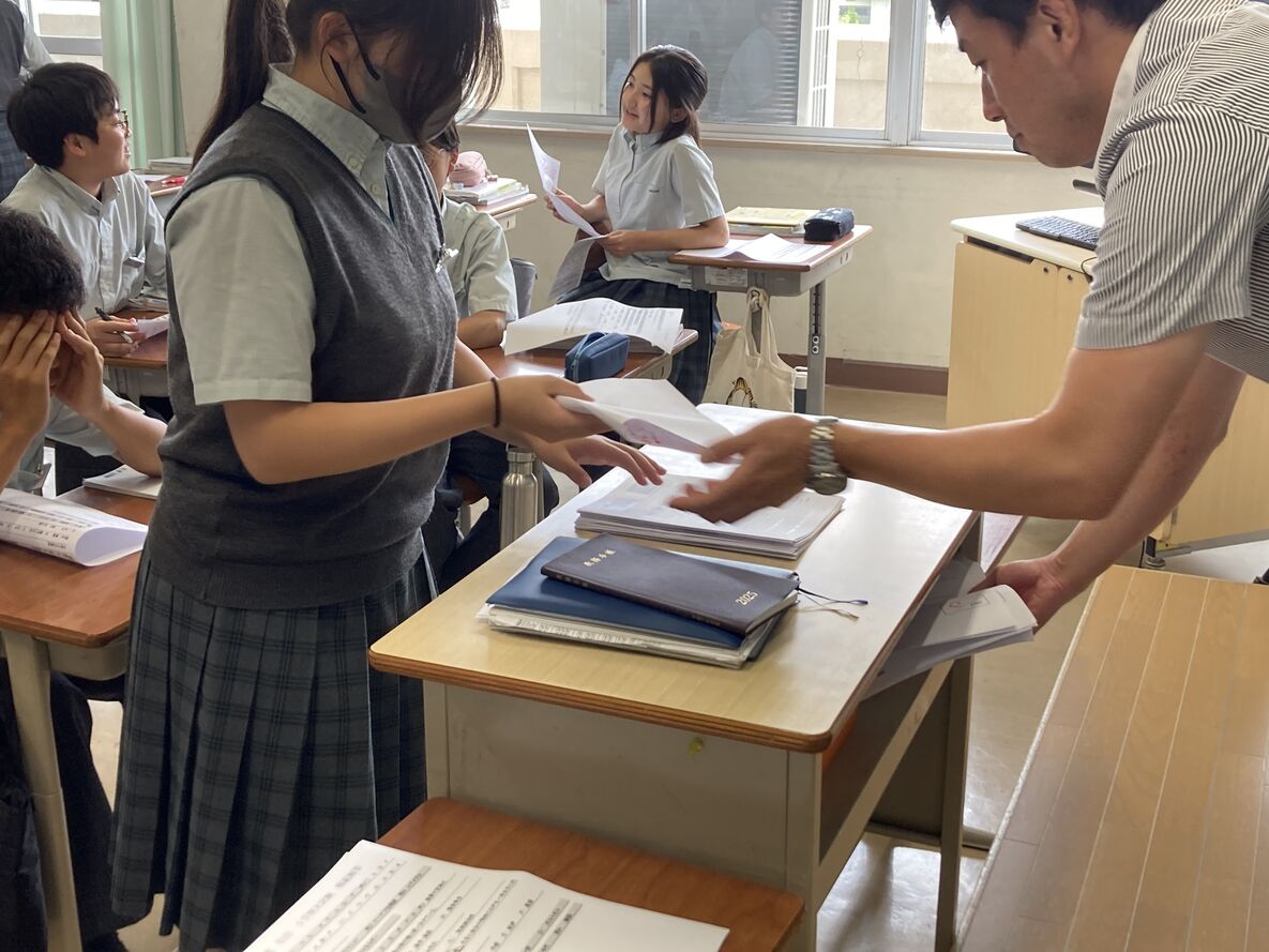 昨日の一学期末テストの返却をしています