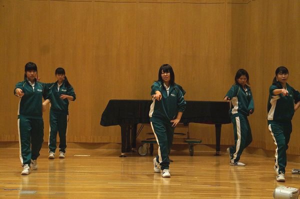 授業風景　～３年生（体育・ダンス）～