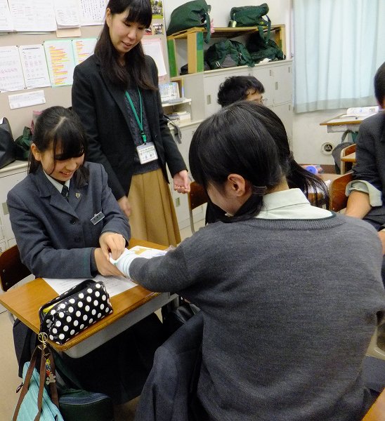 保健（応急処置）の授業を行いました