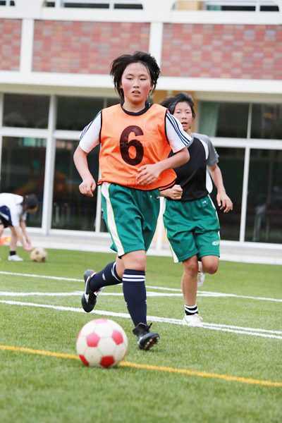 3年の引退試合に向けて、練習に励む女子サッカー部員（人工芝グラウンド）